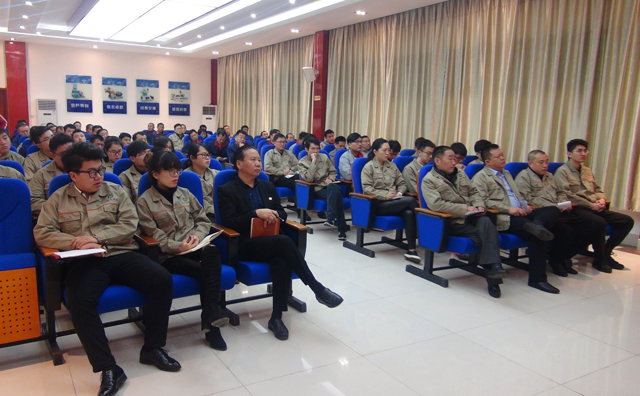 山東金格瑞員工認真學(xué)習.jpg 山東金格瑞員工認真學(xué)習.jpg