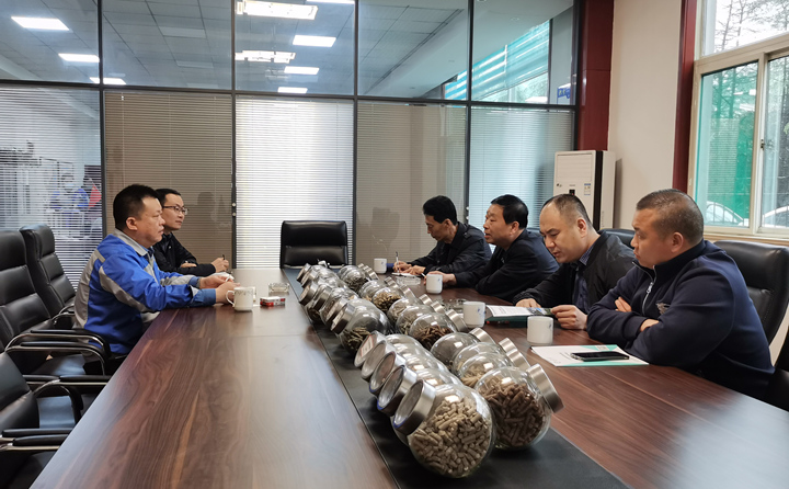 與集團(tuán)總經(jīng)理孫寧波及部門負(fù)責(zé)人座談，就項(xiàng)目建設(shè)、環(huán)境影響、補(bǔ)貼政策等內(nèi)容進(jìn)行了探討交流