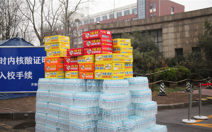 2月25日，山東金格瑞機械有限公司派代表來到齊魯師范學(xué)院捐贈防疫物資，保障校園防疫物品備足備齊，助力學(xué)校的疫情防控工作。