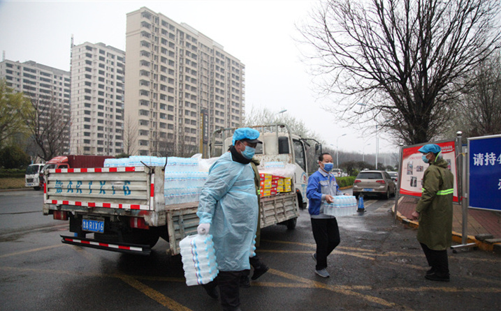 2月25日，山東金格瑞機械有限公司派代表來到齊魯師范學(xué)院捐贈防疫物資，保障校園防疫物品備足備齊，助力學(xué)校的疫情防控工作。