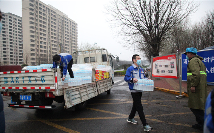 2月25日，山東金格瑞機械有限公司派代表來到齊魯師范學(xué)院捐贈防疫物資，保障校園防疫物品備足備齊，助力學(xué)校的疫情防控工作。
