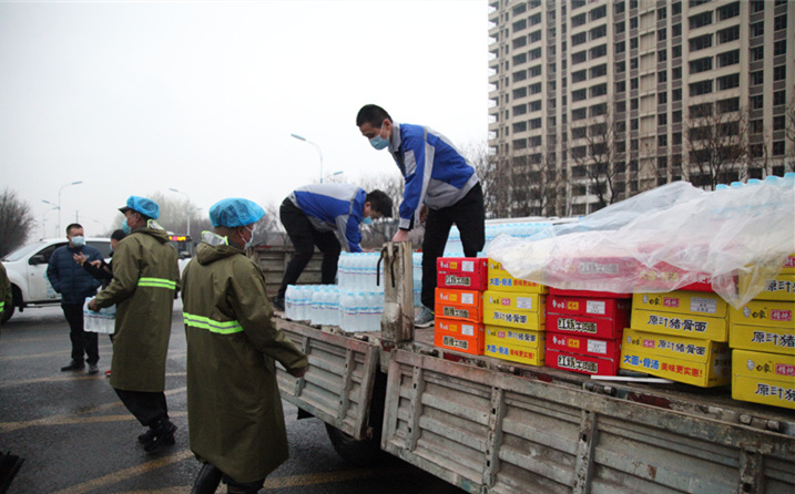 2月25日，山東金格瑞機械有限公司派代表來到齊魯師范學(xué)院捐贈防疫物資，保障校園防疫物品備足備齊，助力學(xué)校的疫情防控工作。