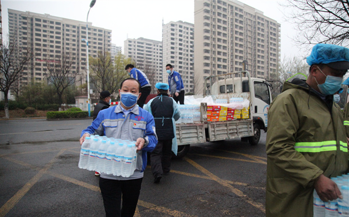 2月25日，山東金格瑞機械有限公司派代表來到齊魯師范學(xué)院捐贈防疫物資，保障校園防疫物品備足備齊，助力學(xué)校的疫情防控工作。