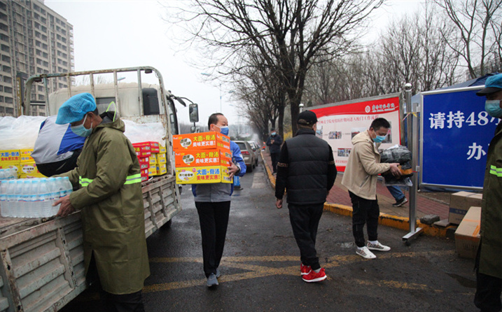 2月25日，山東金格瑞機械有限公司派代表來到齊魯師范學(xué)院捐贈防疫物資，保障校園防疫物品備足備齊，助力學(xué)校的疫情防控工作。