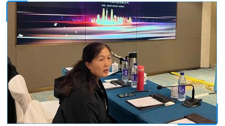 集團(tuán)財務(wù)總監(jiān)劉清華在聽取了銷售部門的數(shù)據(jù)對比與銷售人員的分析后，她提出應(yīng)該加強(qiáng)客戶的銷售服務(wù)