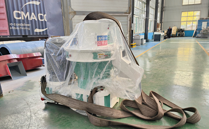 顆粒機單機時產(chǎn)量可以達到0.7-1噸，一天按照10小時計算，可以產(chǎn)出7-10噸成品顆粒，按照1噸顆粒最低100元錢利潤來計算，一天的利潤可以達到700-1000元。