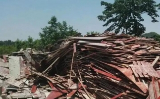 模板拆遷料木托盤用鋸末顆粒機(jī)這樣處理省時(shí)省力又賺錢！