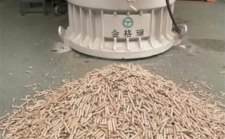 木屑顆粒機加工環(huán)保燃料顆粒，用綠色昭示未來
